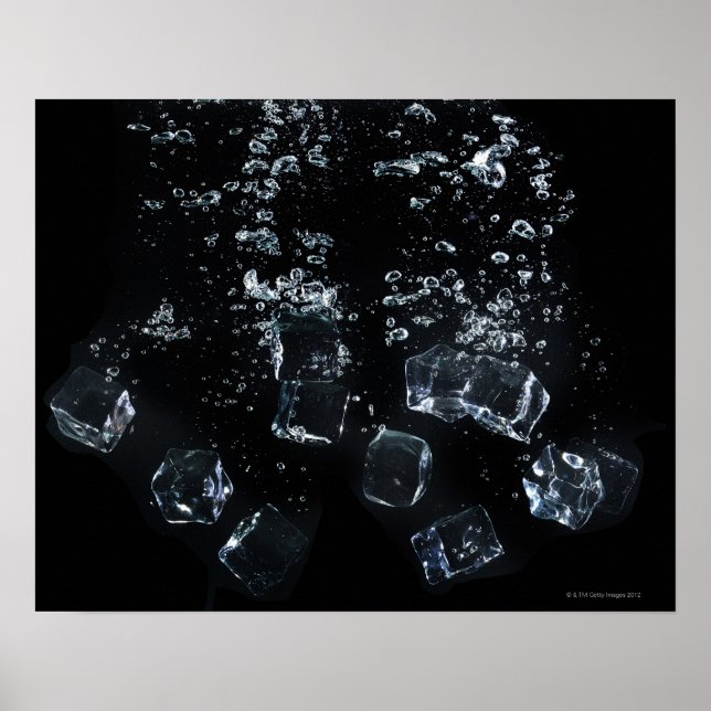 Poster Cubes de glace éclaboussant dans l'eau (Devant)
