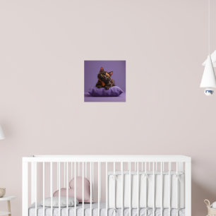 Poster Cute Cartoon Tortoiseshell Kitten sur Purple Cushi