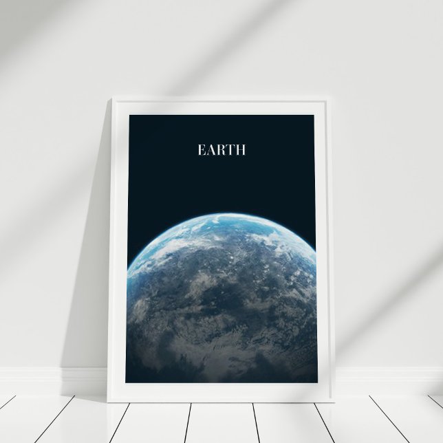 Poster de la Terre depuis l'espace (Earth from Space Poster in white frame on wooden floor.)
