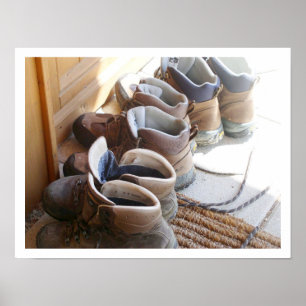 Poster des bottes de randonnée dans une rangée