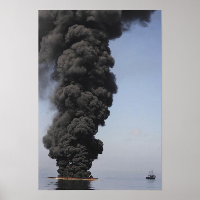 Poster Des nuages sombres de fumée et de feu émergent (Devant)