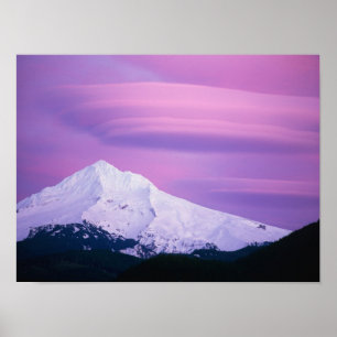 Poster Des nuages violets profonds entourent le mont Hood