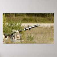 des soldats tirent sur une MGF-148 Javelin