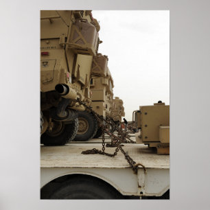 Poster Des véhicules militaires sont fermés à clef vers