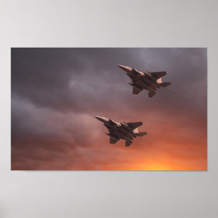 Poster Deux F-15E volants à basse altitude frappent des a