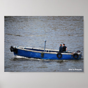 Poster Deux hommes et un bateau bleu