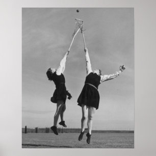 Poster Deux joueurs de crosse sautent pour le ballon.