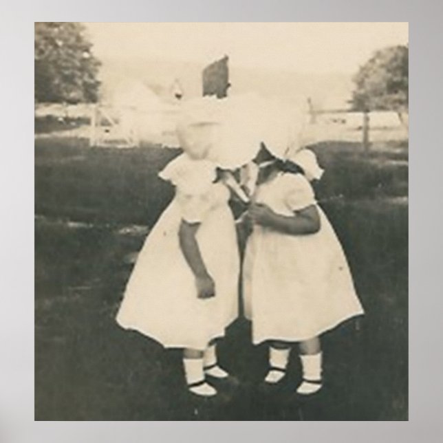 Poster Deux petites filles embrasser l'affiche (Devant)