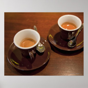 Poster deux tasses de café fraîchement préparé de café