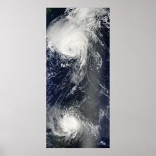 Poster Deux tempêtes puissantes couvrent l'océan Atlantiq