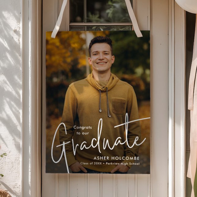 Poster Diplômé de Script Moderne Simple Photo Remise des  (Modern script graduation photo welcome sign poster. Available as an instant download.)