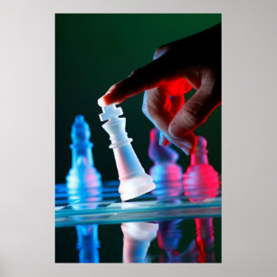 Poster Doigt inclinant une pièce d'échecs sur l'échiquier