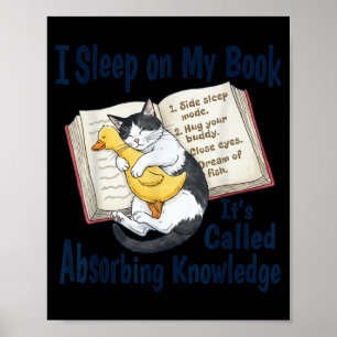 Poster Dormir sur un livre intitulé absorber les connaiss