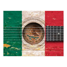 Drapeau mexicain sur la vieille guitare acoustique