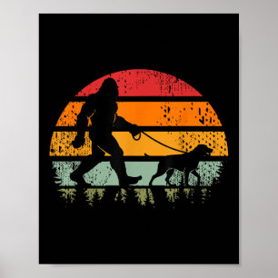 Poster Drôle Bigfoot promenant son chien Labrador Retriev