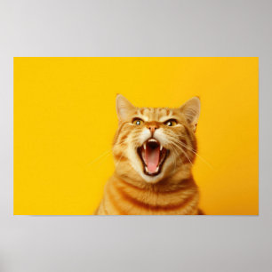 Poster Drôle Ginger Cat Yawning sur Bright Yellow Backgro