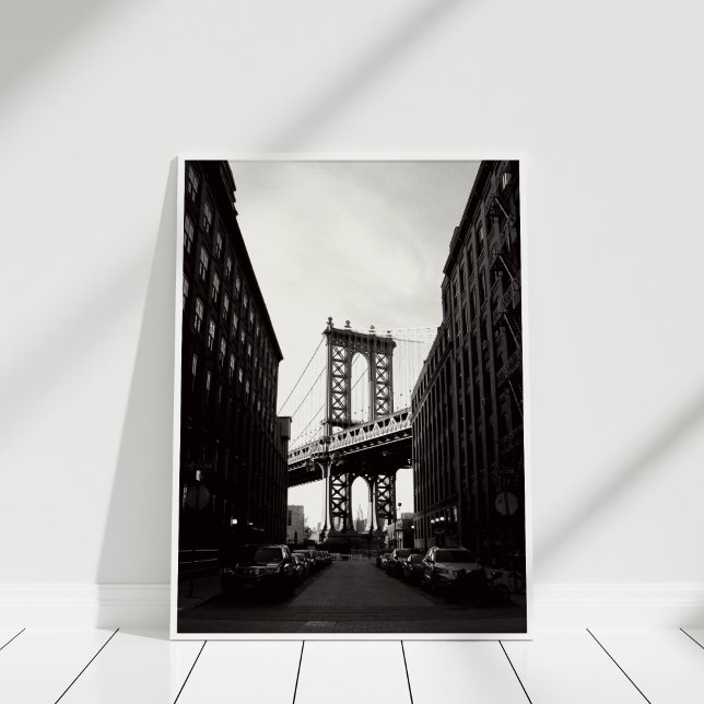 Poster du pont Brooklyn (Brooklyn Bridge Poster in white frame on white wooden floor.)