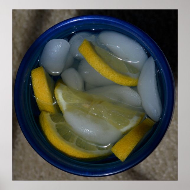 Poster Eau de glace au citron dans une coupe bleue (Devant)