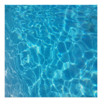 Eau de piscine bleu ciel cristalline
