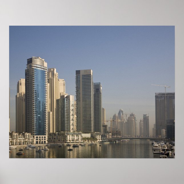 Poster EAU, Dubaï. Tours de marina avec bateaux à l'ancre (Devant)