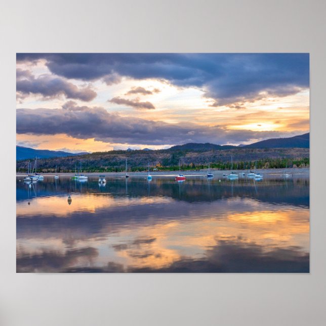 Poster Eaux calmes // Lac et Bateaux au coucher du soleil (Devant)