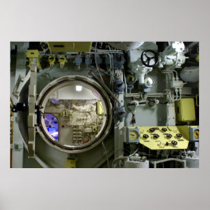 Poster écoutille sur un ancien sous-marin rétro