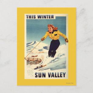 Poster einer rothaarigen Frau, die lächelt und Ski Postkarte