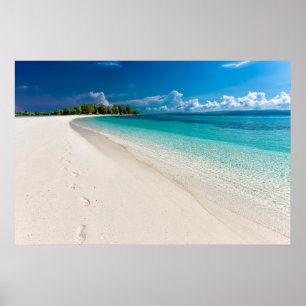 Poster Empreintes de pieds sur l'île tropicale dans le sa