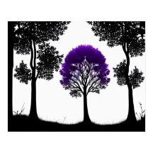 Enchanter l'arbre violet dans la forêt monochrome