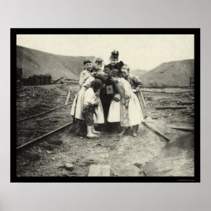 Poster Enfants inspectant un appareil-photo 1902 de Kodak