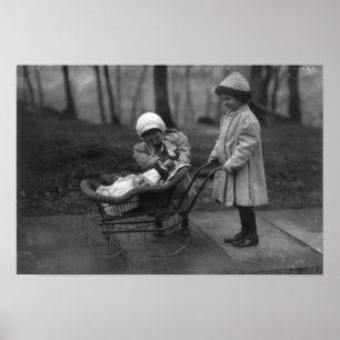 Poster Enfants jouant avec Campbell Kid Doll