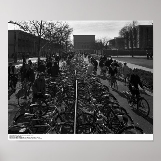 Poster Étudiants et bicyclettes près de la bibliothèque,  (Devant)