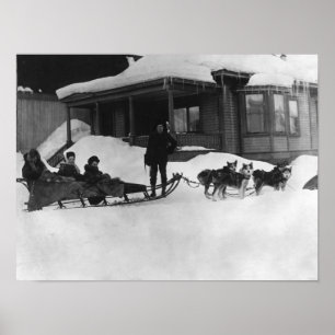 Poster Famille voyageant par le traîneau de chien en