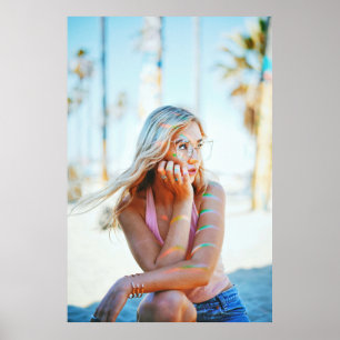 Poster Femme agitant ses cheveux par le vent