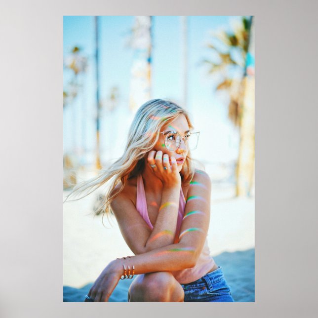 Poster Femme agitant ses cheveux par le vent (Devant)