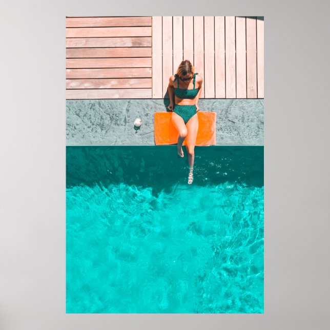 Poster Femme allongée au bord de la piscine le matin (Devant)