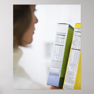 Poster Femme comparant les étiquettes nutritionnels