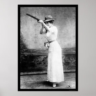 Poster Femme de ball-trap avec le fusil de chasse 1914