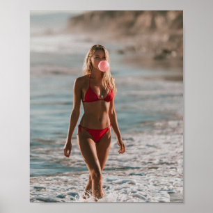 Poster Femme en bikini rouge au bord de l'océan avec une