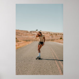 Poster Femme en chemise blanche courant sur la route le m