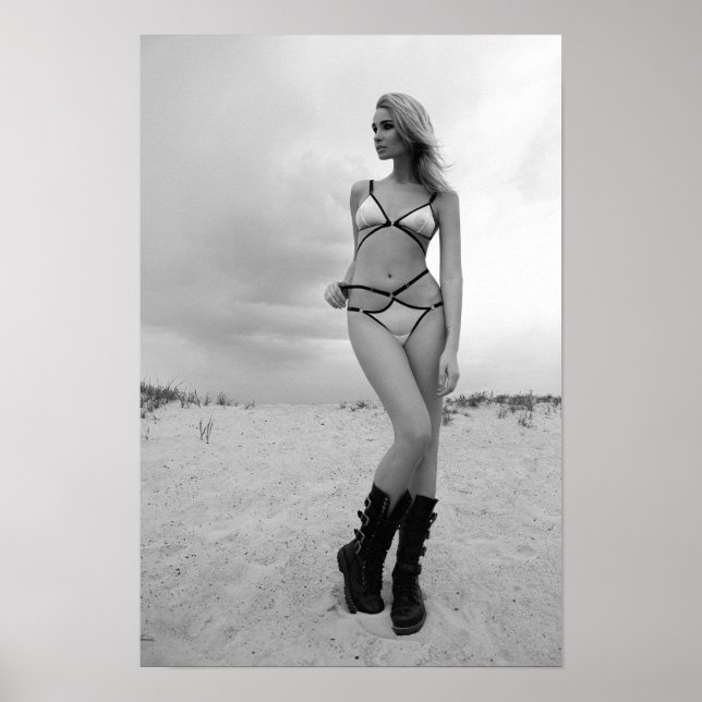 Poster Femme en sous-vêtements et bottes en cuir de coule (Devant)