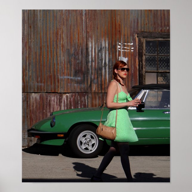 Poster Femme marchant près d'une vieille voiture et d'un  (Devant)