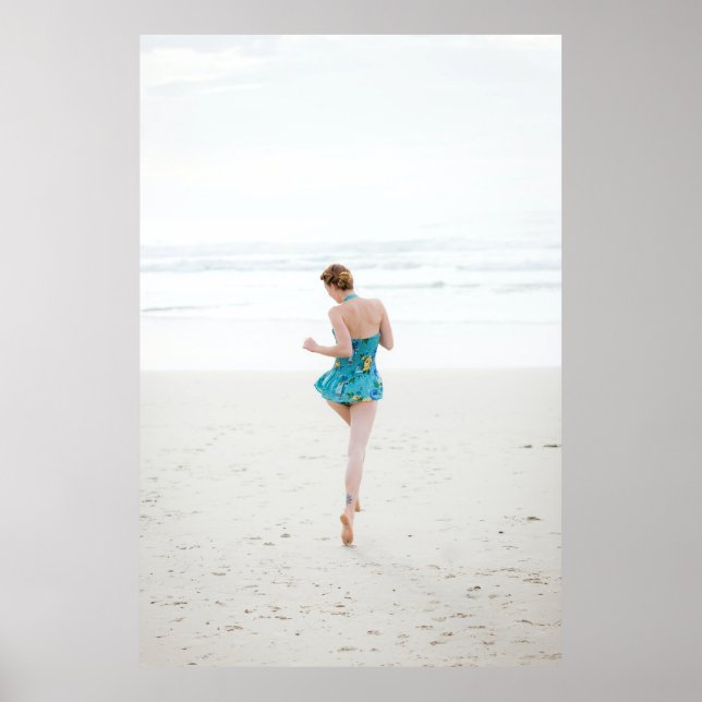 Poster Femme marchant sur le rivage près de la plage (Devant)