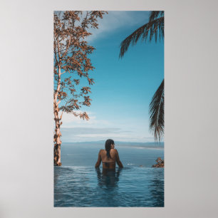 Poster Femme portant le bikini noir robinet nageant sur l