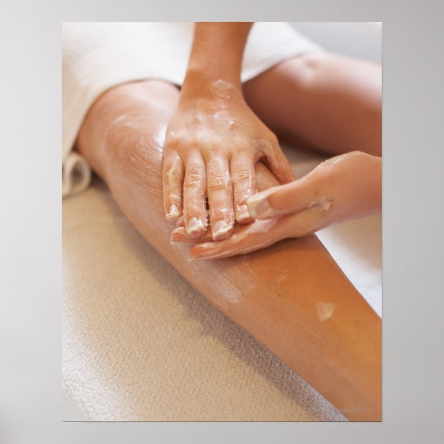 Poster Femme qui reçoit un massage aux jambes avec lotion (Devant)