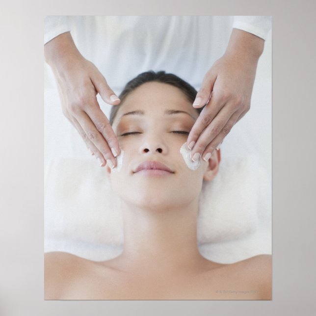 Poster Femme recevant un massage facial (Devant)