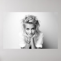 Femme souriante avec la tête dans les mains photo