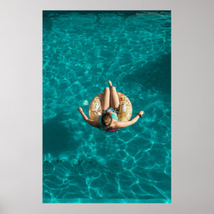 Poster Femme sur flotteur gonflable jaune