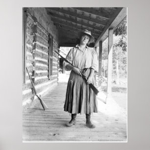 Poster Femme tenant un fusil sur un porche