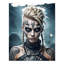 Femme vicieuse viking avec tatouage rune et signe 